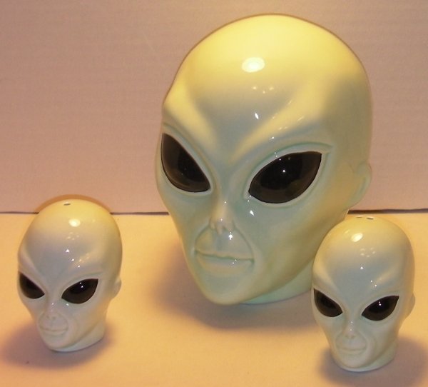 alien salt and pepper shakers