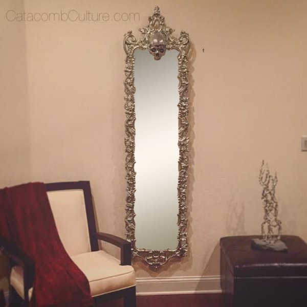 August Body Mirror With Skull