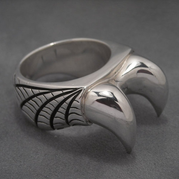 This Spider Fang Ring Looks Deadly