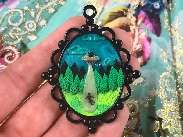 UFO Abduction Necklaces - Trust No One
